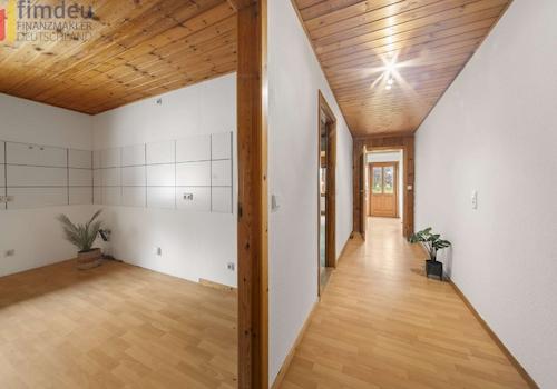 Blick auf zweiten Eingang im Gewerbetrakt