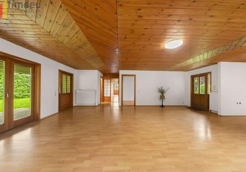 Blick vom Wohnbereich in HWR und Flur