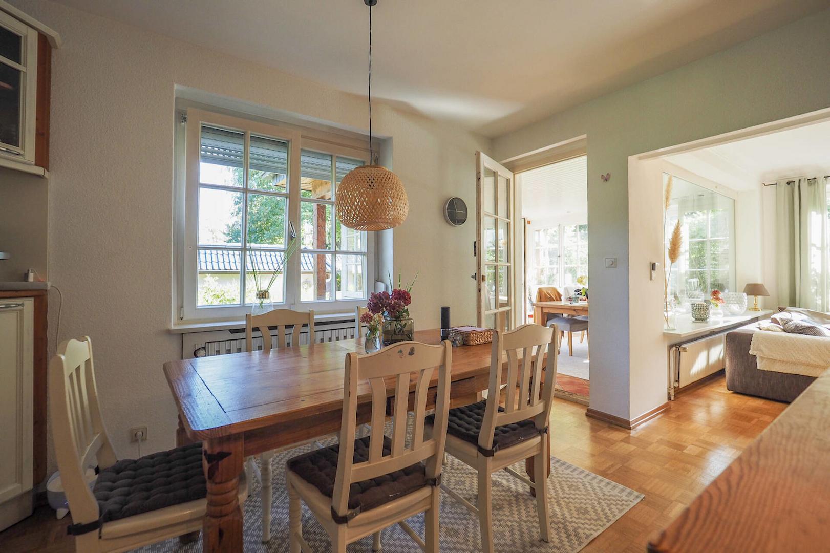 Essbereich mit Blick zum Wintergarten