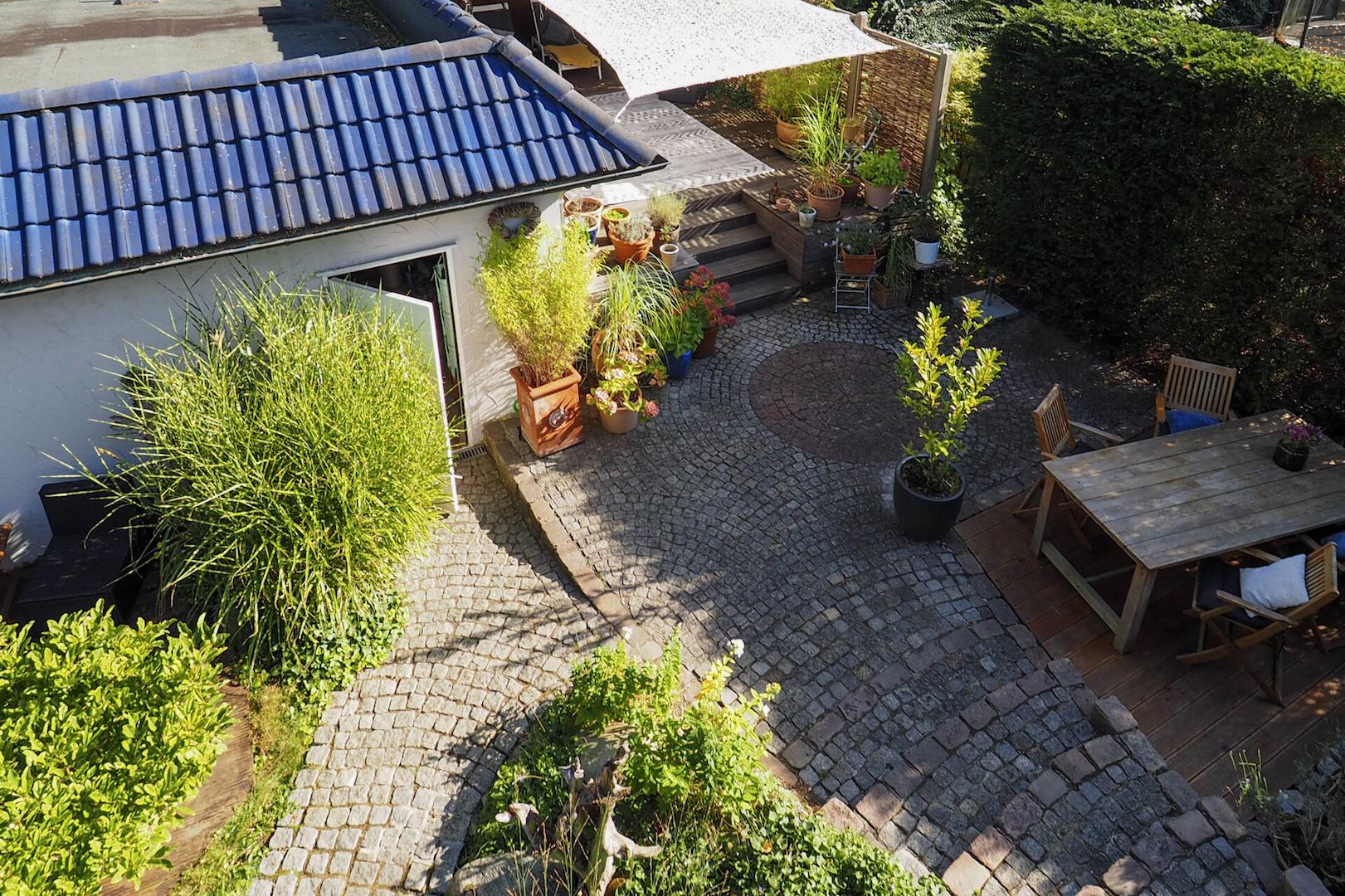 Blick vom Balkon auf die lauschige Sitzecke im Grünen