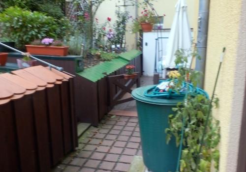 Hof hinter dem Haus (älteres Foto)