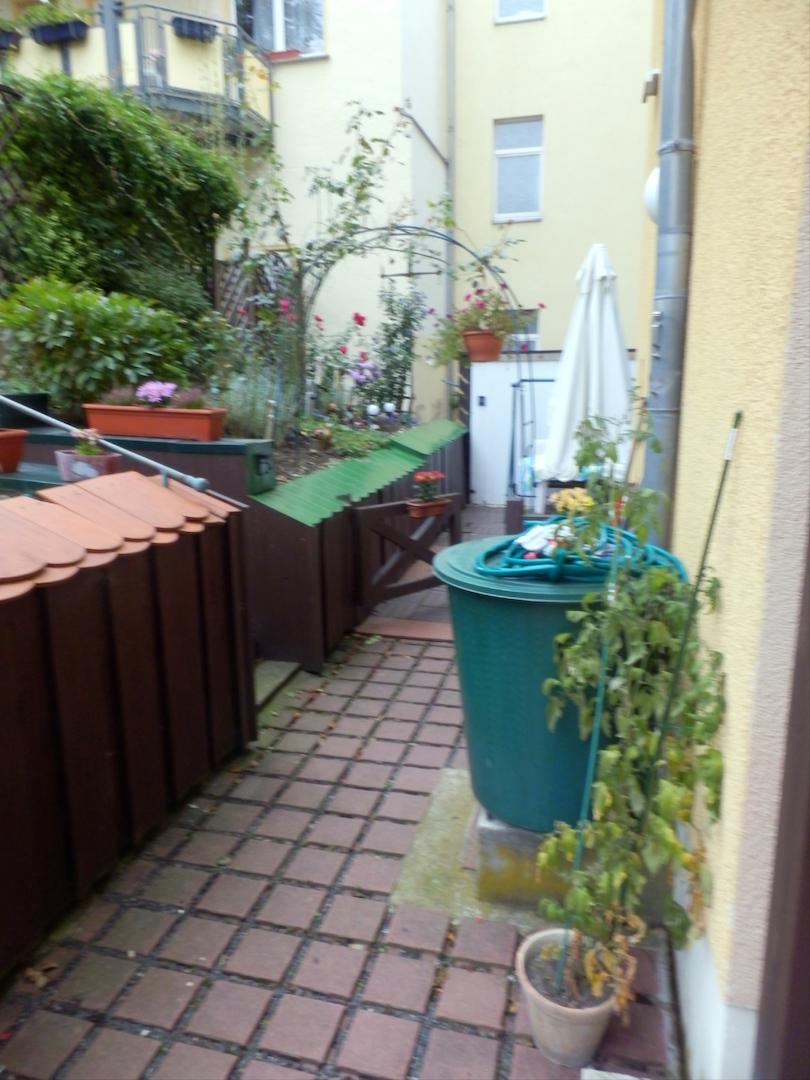 Hof hinter dem Haus (älteres Foto)