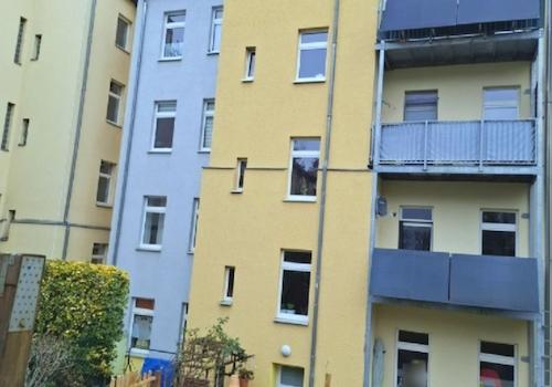 Rückfassade mit Stahlbalkonen