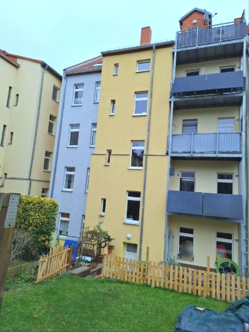 Rückfassade mit Stahlbalkonen