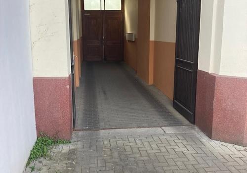 Blick vom Hof zur Einfahrt