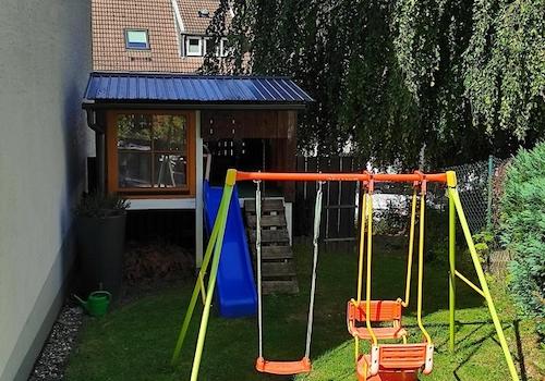 Spielhaus und Schaukel