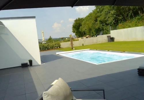 Garten mit beheiztem Pool