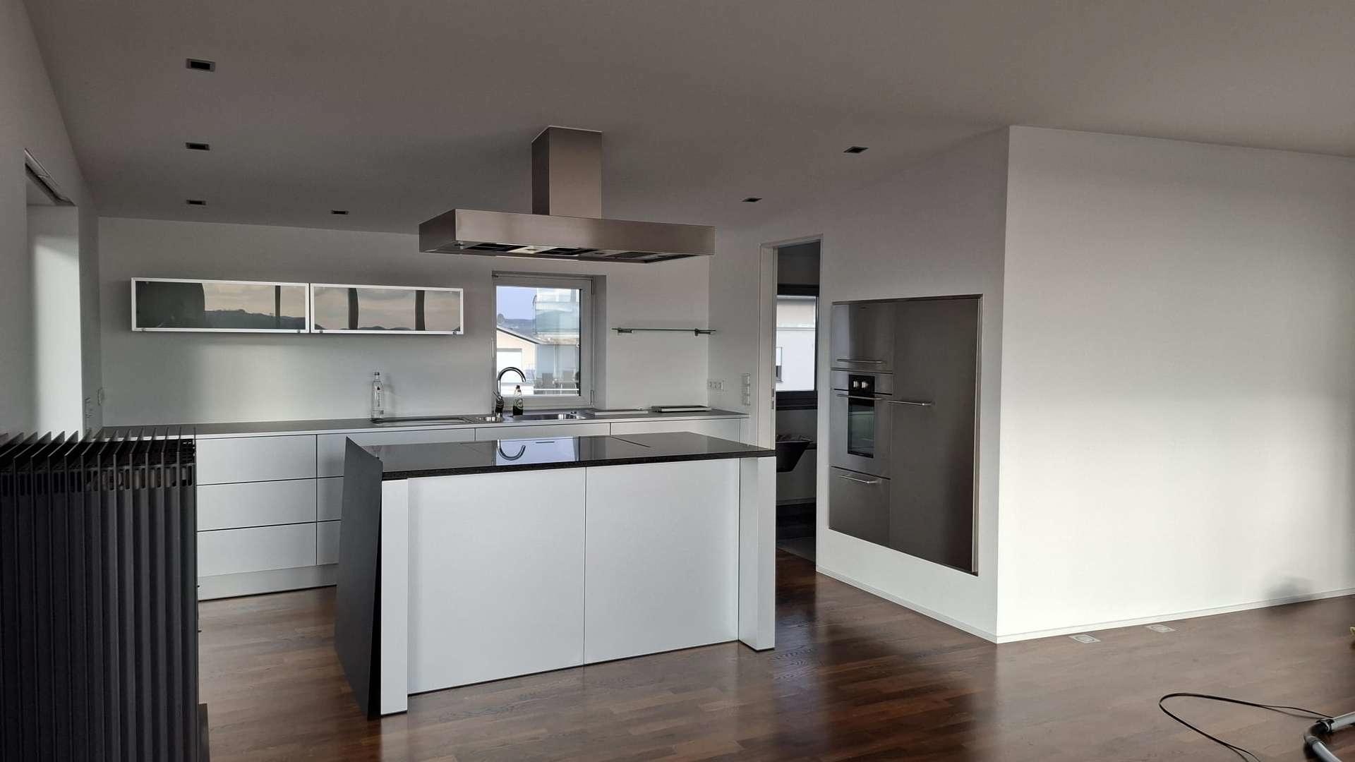 Küchenbereich und Zugang Hausirtschaftsraum