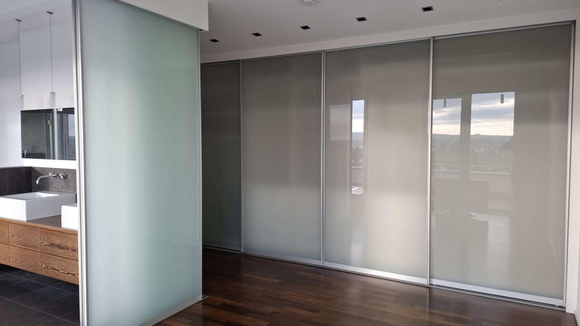 Schlafzimmer mit Zugang zum Bad