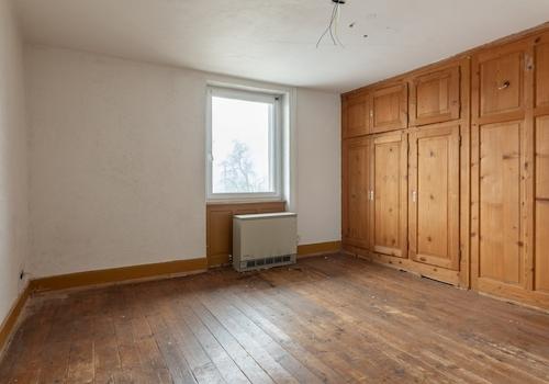 Zimmer mit Schrankwand OG