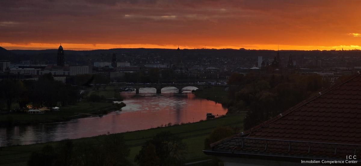 Die Aussicht - Abenddämmerung - vom Penthouse auf Dresden