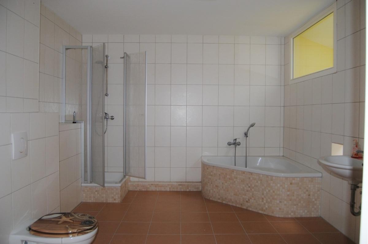 Schlicht-modernes Badezimmer