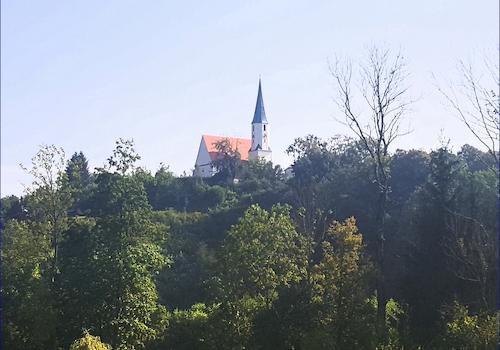 Die Sicht vom Grundstück auf die Pfarrkirche St. Georg in Stubenberg
