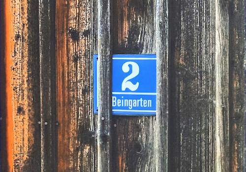 Die Holzverkleidung vom Haus mit Hausnummer 2