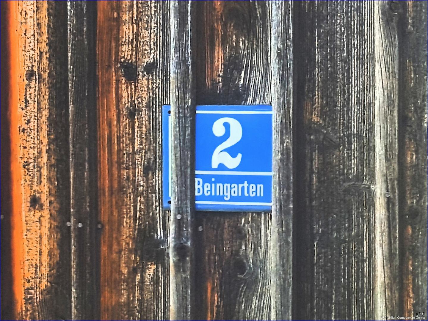 Die Holzverkleidung vom Haus mit Hausnummer 2
