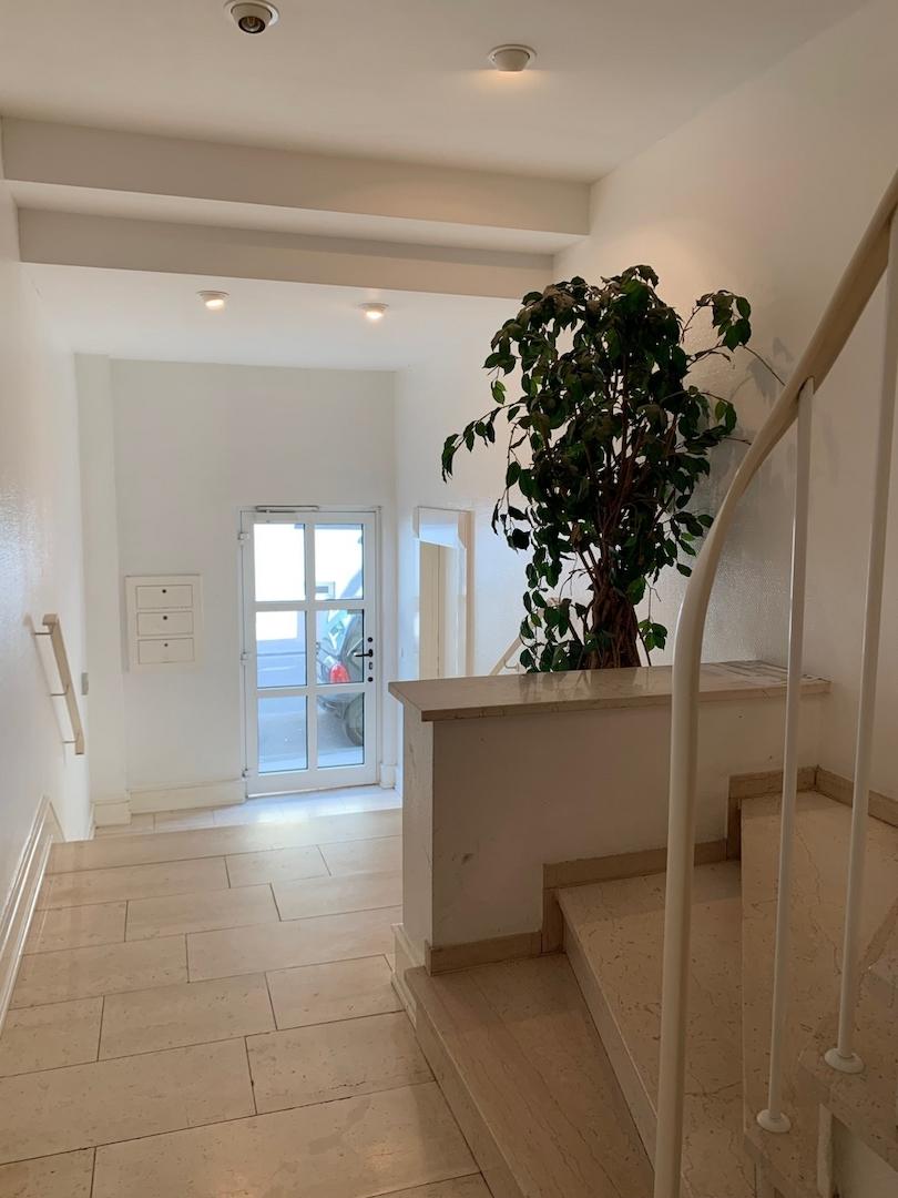 Hauseingang-Treppenhaus