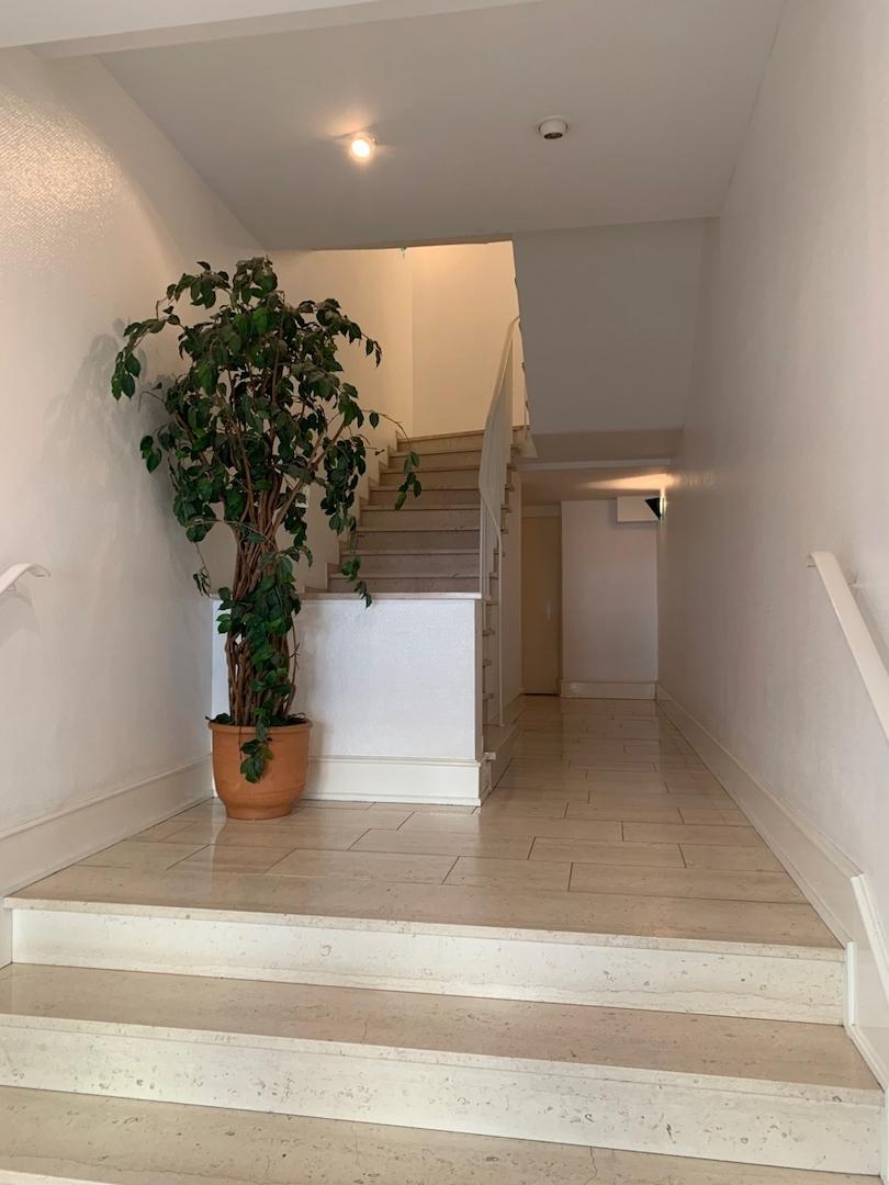 Hauseingang-Treppenhaus