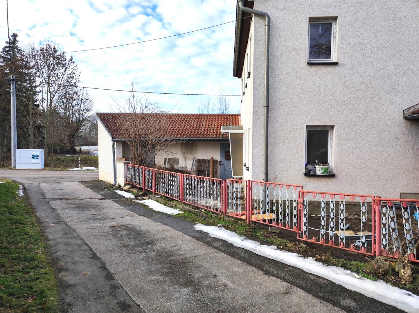 Ansicht mit Blick auf Nebengebäude