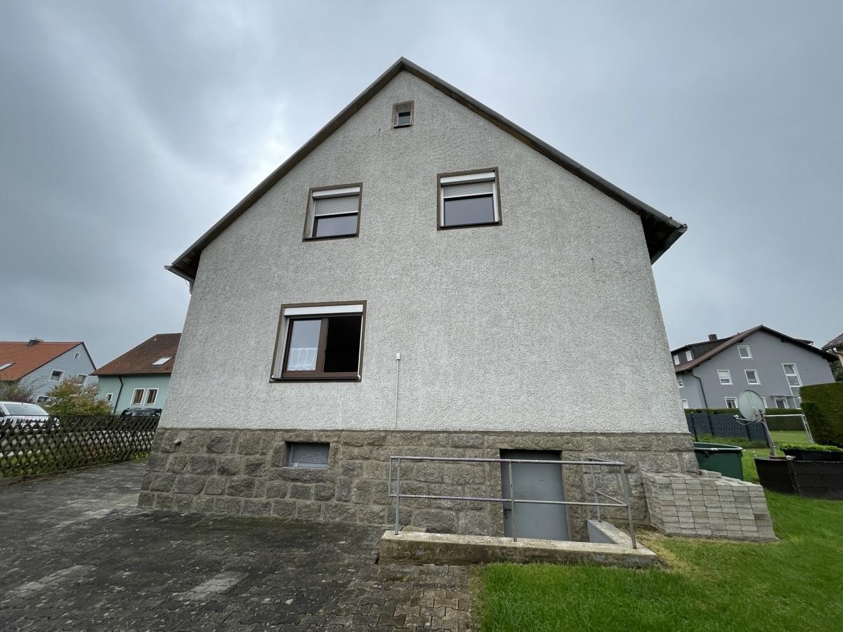 Giebelansicht mit Kellereingang