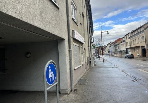 Durchgang zum Seiteneingang