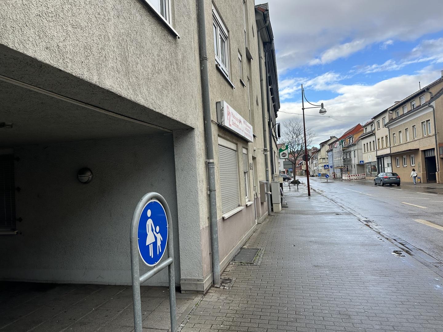 Durchgang zum Seiteneingang