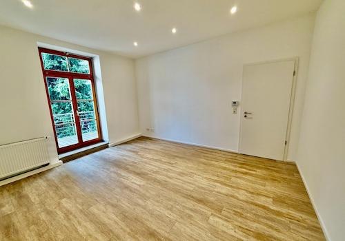 Wohnzimmer mit Balkonaustritt