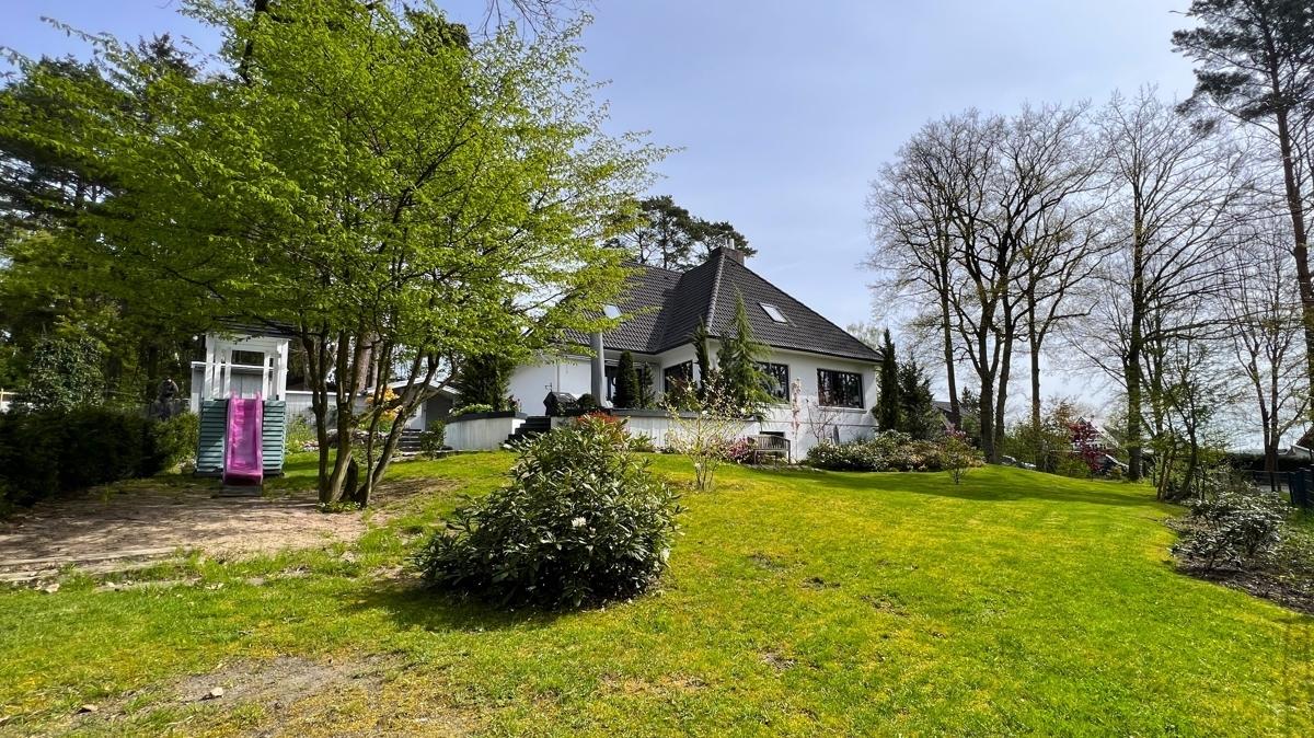 Garten mit Spielgerät