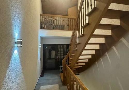 29 Flur mit Treppenhaus und Haupteingang