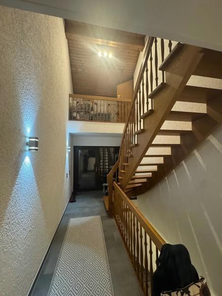 29 Flur mit Treppenhaus und Haupteingang