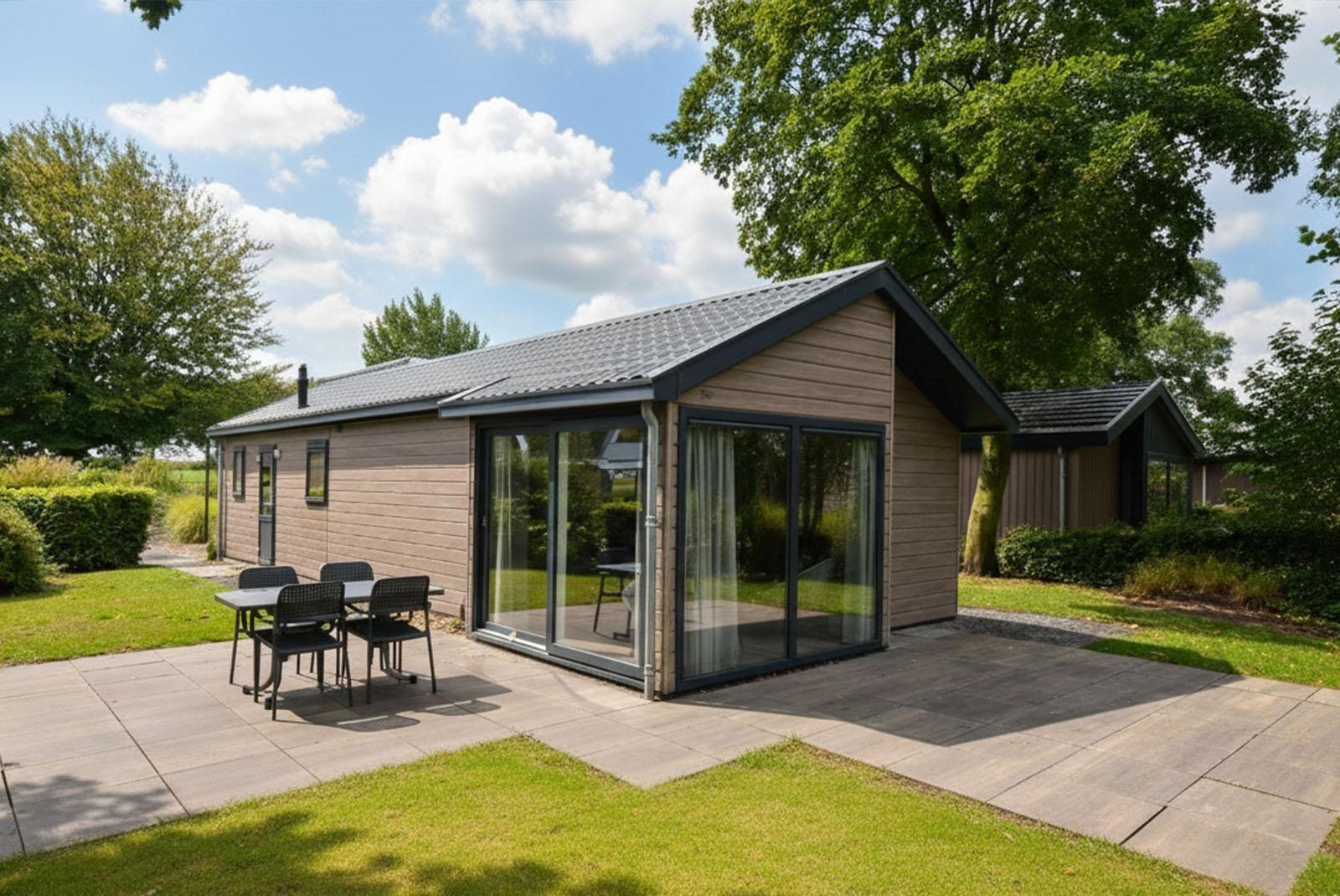 kaufen-chalet-biddinghuizen-terrasse-modern-recreatieadviseurs-vakantiehuistekoop-nl.jpg