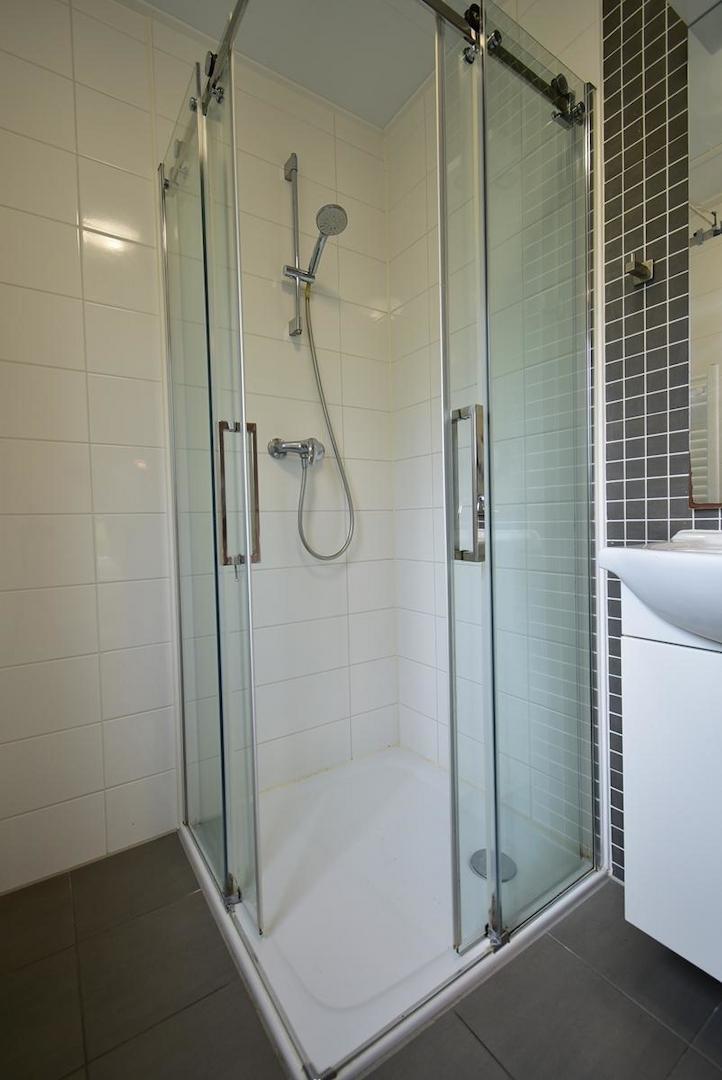 kaufen-chalet-biddinghuizen-badezimmer-duschkabine-recreatieadviseurs-vakantiehuistekoop-nl.jpg