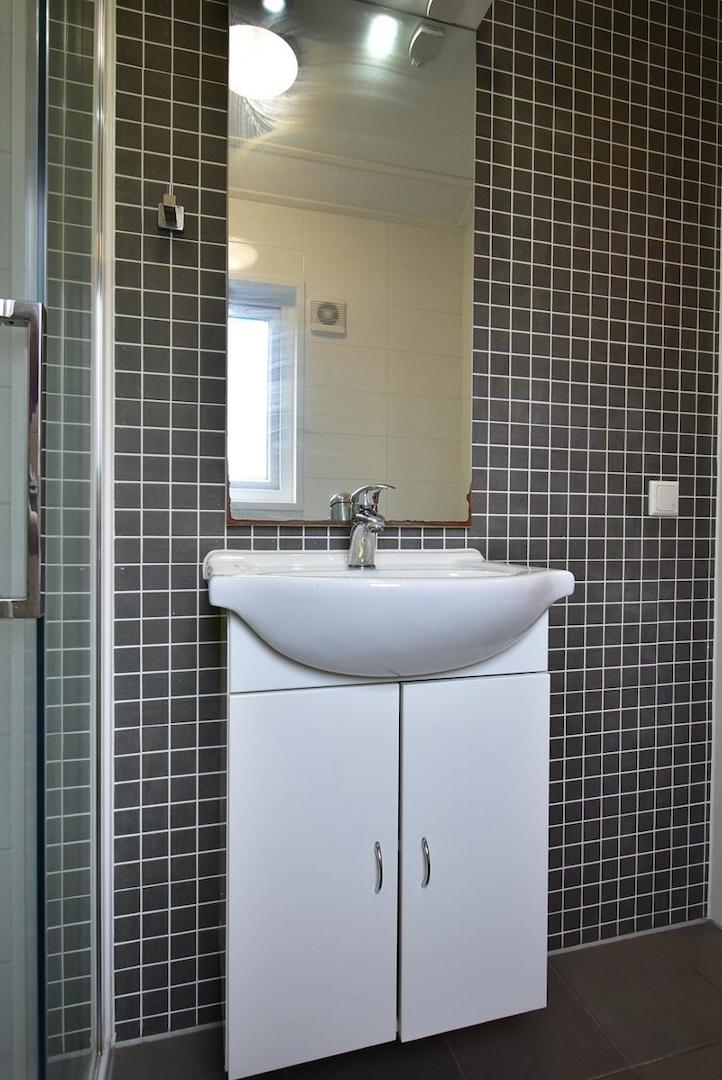 kaufen-chalet-biddinghuizen-badezimmer-waschbecken-recreatieadviseurs-vakantiehuistekoop-nl.jpg