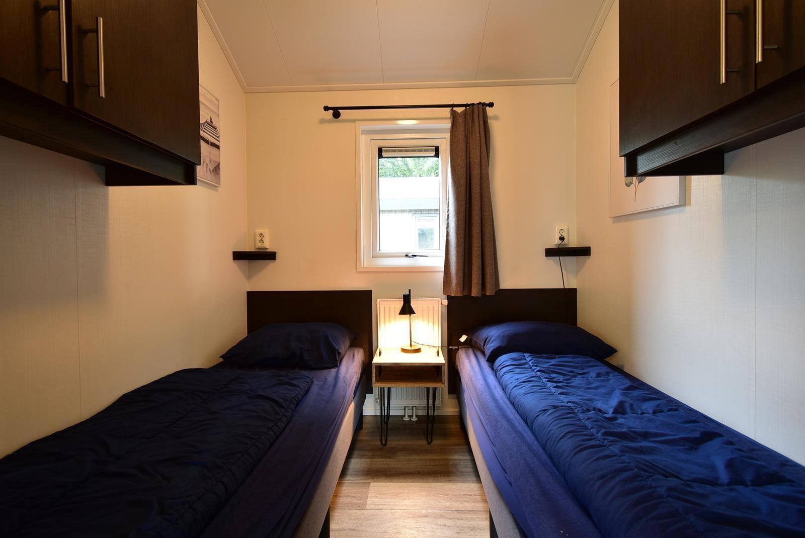 kaufen-chalet-biddinghuizen-gaestezimmer-zwei-betten-recreatieadviseurs-vakantiehuistekoop-nl.jpg