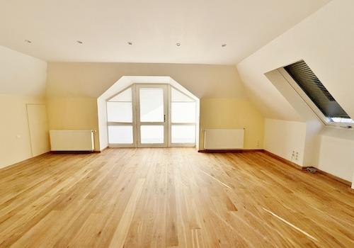 großen Zimmer mit Zugang zur Loggia