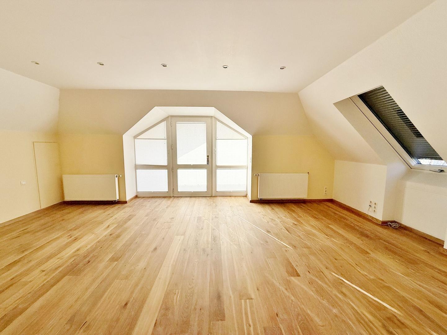 großen Zimmer mit Zugang zur Loggia