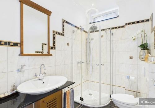 Gäste-WC mit Dusche