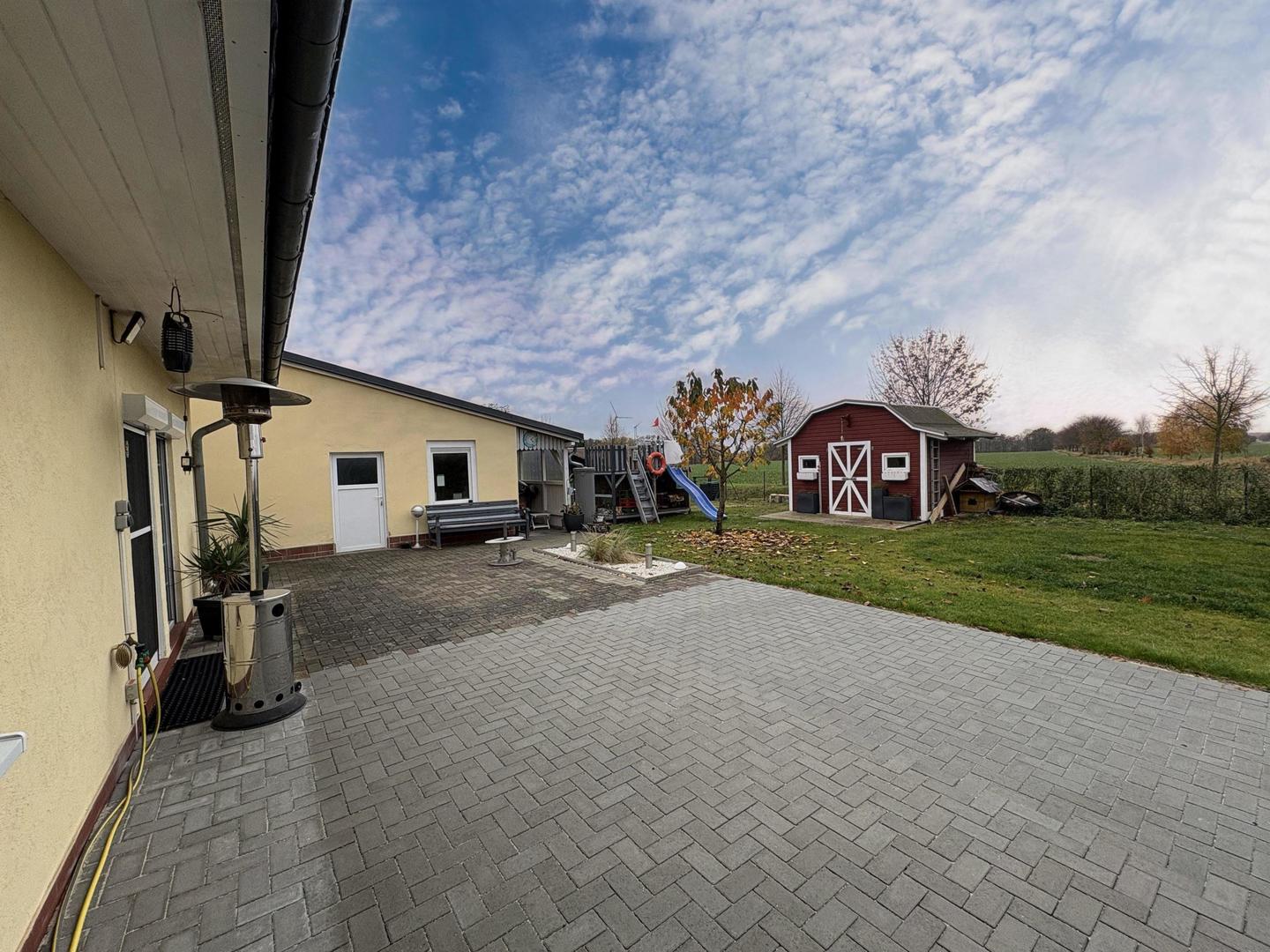 Garage und Gartenhaus