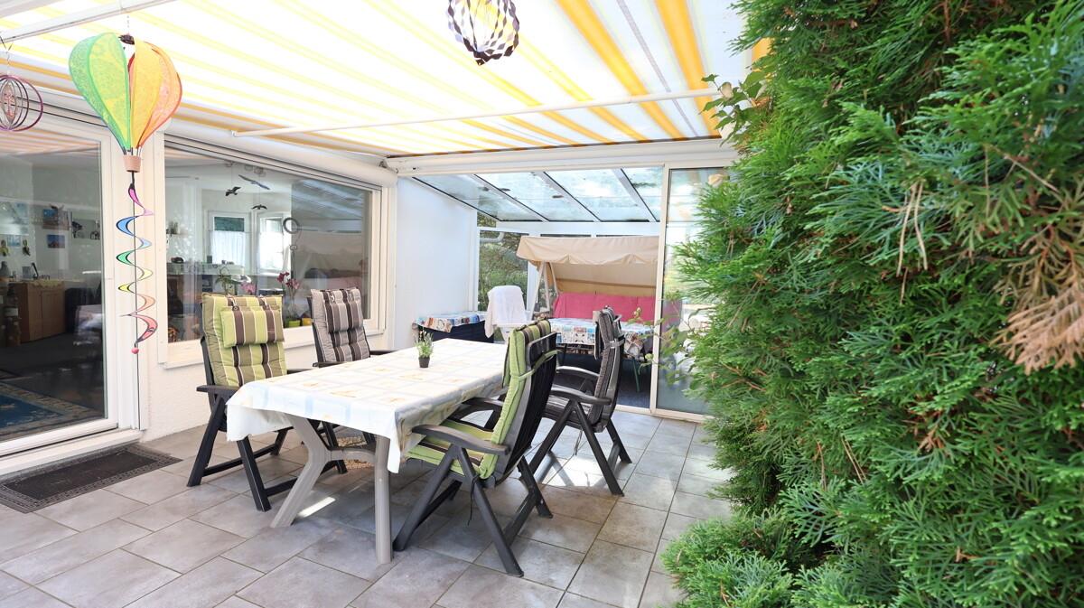 Terrase mit Wintergarten