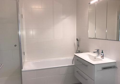 Bad mit Dusche u. Wanne