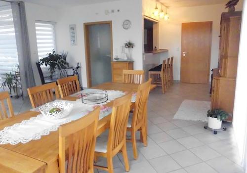 Esszimmer mit Blick auf Küchentheke