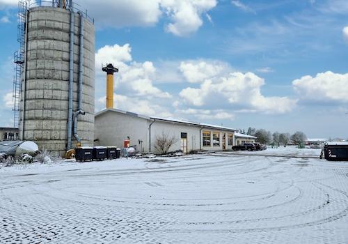 Ansicht mit Hochsiloturm (ehemals Spänelager)