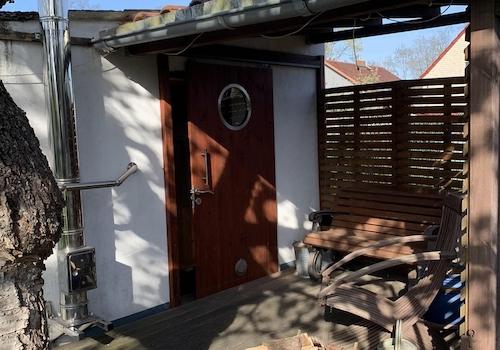 Sauna Entree im Garten