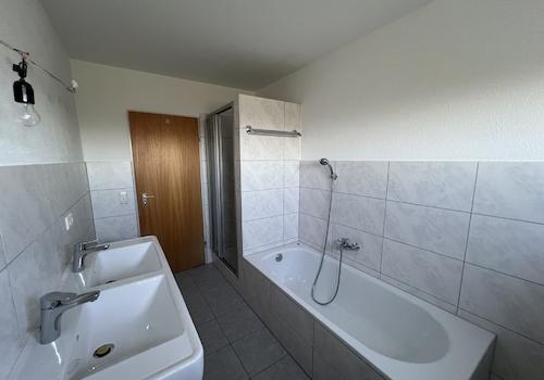 Tageslichtbad mit Badewanne und Dusche