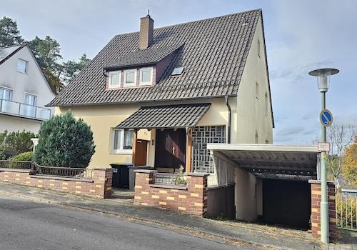 5263 - Ansicht Hauseingang und Carport/Garage 