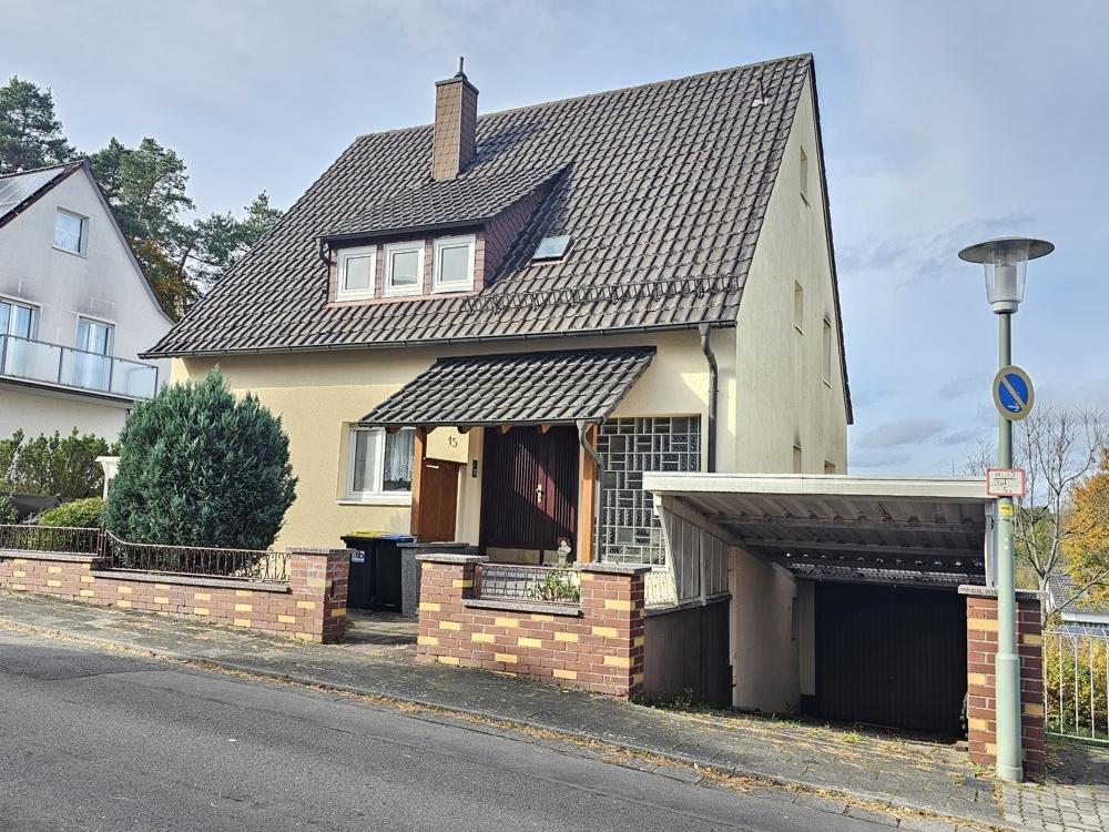 5263 - Ansicht Hauseingang und Carport/Garage 