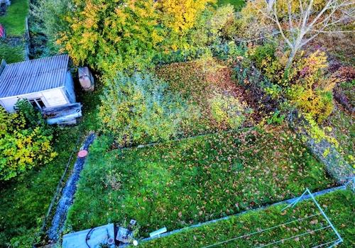 5263 - Herbstansicht des Grundstücks mit Gartenhaus