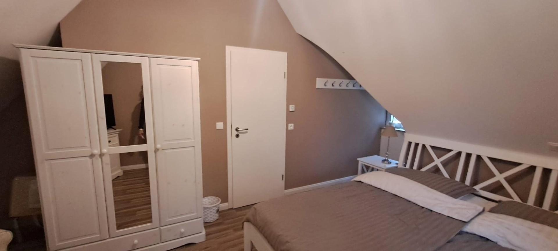 Schlafzimmer 1