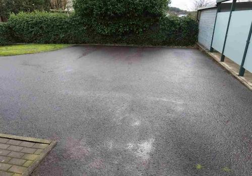 Parkplätze hinter dem Haus