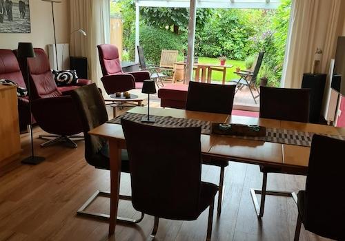 Wohnzimmer noch möbliert