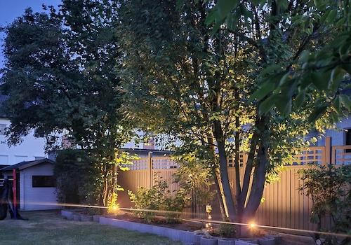 Garten mit Spielhaus